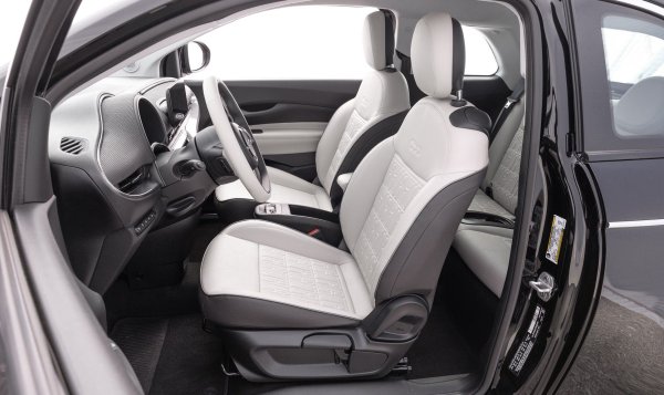 Размери: 363/168/153 см

Багажник: 185 литра

Мощност/Пробег: 95 к.с./190 км - 118 к.с./331 км

Цена: от 23 900 евро.
