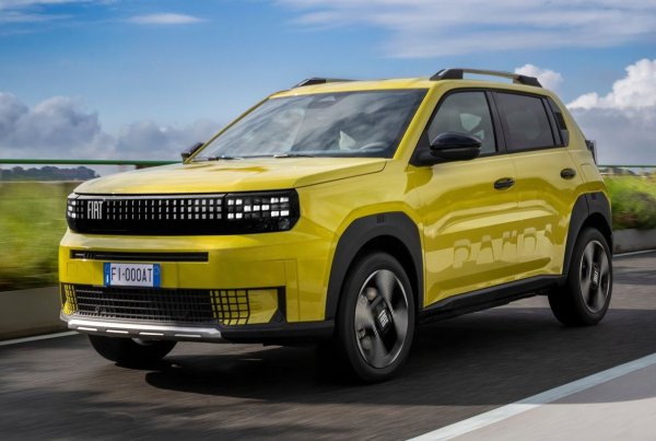 Електрическият Fiat Grande Panda също черпи своя стил от ретро препратки, особено тези на Panda от 1980 г. Стилът му е този на малък кросоувър, благодарение на леко повишената височина на возене и пластмасовата защита на каросерията. Багажникът е впечатляващ, наравно с този на Twingo, както и капацитетът на батерията от 44 kWh.