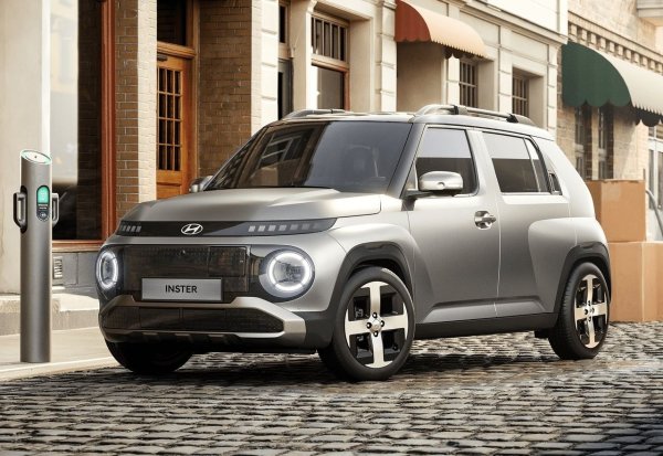 Подобен на Renault Twingo E-Tech по размер и със също толкова атрактивен (макар и много различен) външен вид, Hyundai Inster превъзхожда съперника си по отношение на пробега и в двете версии. Задната седалка на корейския модел също се плъзга, за да разшири багажника, но той е значително по-малък от този на малкия френски автомобил. Цената също е категорично на страната на Twingo.