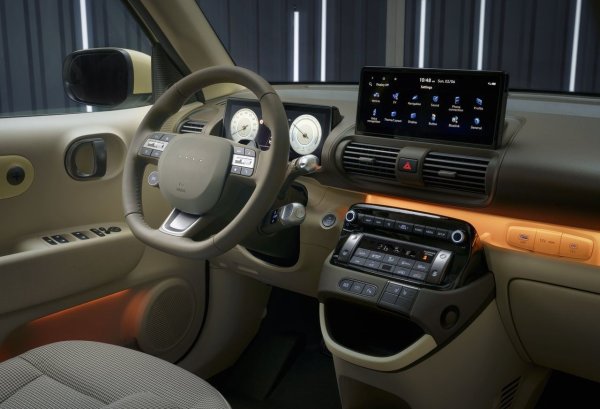 Размери: 3830/1610/1580 мм

Багажник: 238-280 литра

Мощност/Пробег: 97 к.с./327 км - 115 к.с./370 км

Цена: от 24 900 евро.
