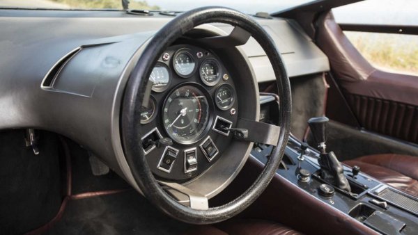 През 1972 г. Джорджето Джуджаро поставя подписа си върху концепт на Maserati, уникален по рода си екземпляр и с определени особености. Едно от най-поразителните неща в него, без съмнение, е воланът с приборния панел директно в сърцевината му. Със сигурност това е един от най-редките в световен мащаб.