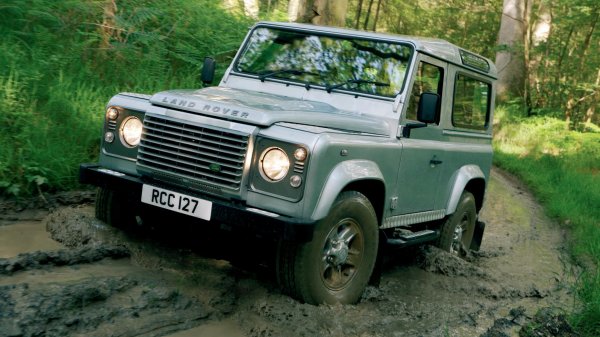Безкомпромисен всъдеход, който се произвеждаше седем десетилетия. Land Rover Defender стана известен в различни части на света със своята невероятна проходимост.