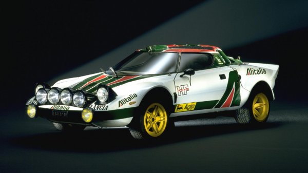 Lancia Stratos е непобедимата рали звезда. И освен това има незабравим дизайн, защото върху купето работи геният Марчело Гандини - авторът на Lamborghini Countach.