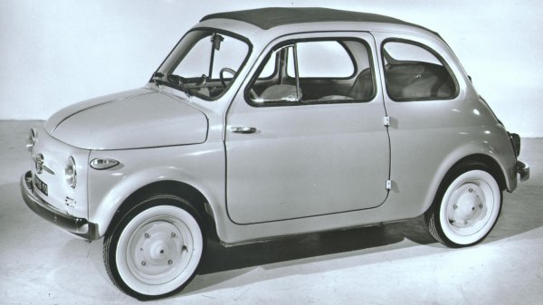 Италианските производители са прочути не само със спортните автомобили. Миниатюрният Fiat 500 също стана емблематичен и много популярен.