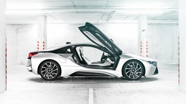 Високата скорост и грижата за околната среда не си противоречат. Най-готиното доказателство за това е хибридът BMW i8 - бърз, икономичен и изглежда страхотно.