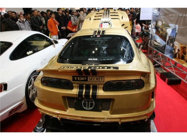 За да запази автомобилът сигурното си поведение на пътя, тунерите са интегрирали ново окачване, спирачна система GReddy GREX с 8-бутални спирачни апарати и 19-инчови Volk GT-F джанти, обути с гуми Bridgestone Potenza RE050A.