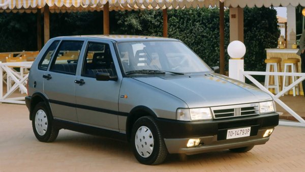 Само десет години по-рано Fiat е най-голямата автомобилна група в Европа с превозни средства в почти всеки сегмент. Но до началото на 80-те години на миналия век базираната в Торино марка е затънала, като лошото качество, честите стачки и сбърканата моделна политика карат купувачите да бягат.

Спасението идва в началото на 1983 г. със Uno - малък автомобили, проектиран от легендарния Джуджаро. През 1985 г. той получава и произведените от роботи двигатели FIRE. Година по-рано Uno беше "Автомобил на годината" в Европа, като дълго време е най-продаваният модел на континента. Общо над 8,8 млн единици от Uno са произведени до 2014 г., когато приключва сглобяването на модела в Бразилия.