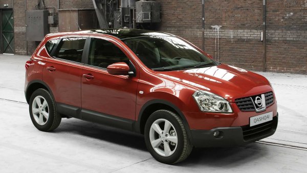 През 1999 г. марката Nissan попадна под шапката на групата Renault и отново започна да носи приходи през 2001 г. Големият удар дойде през 2006 г., когато се появи компактен SUV, наречен Qashqai.

През 2008 г. излезе Qashqai+2, който беше с 21 сантиметра по-дълъг. Около 2,5 милиона бройки от първото поколение на Qashqai са произведени до 2013 г. Именно този модел създаде и нов клас автомобили, в който вече участват почти всички производители.