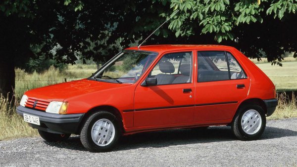 „Le sacre numero“ или свещеното число. Това е прякорът, който получава Peugeot 205 по време на разработката си. Той обаче е напълно оправдан, защото този модел осигури съществуването на групата PSA. Преди дебюта му през 1983 г., PSA е затънала заради придобиването на Citroen и на особено Simca (по-късно Talbot) тяхната гама от модели.

Разработката на автомобила стартира още през 1978 г., като името на проекта е M24. В края на февруари 1983 г. Peugeot 205 е пуснато на пазара във Франция. Красиво проектираният малък автомобил спечели много награди, като се произвежда чак до 1998 г. Благодарение на вечния му външен вид, от 205 са сглобени над 5,3 млн бройки, които осигуриха бъдещето Peugeot. Между другото, наследникът 206 е още по-успешен...