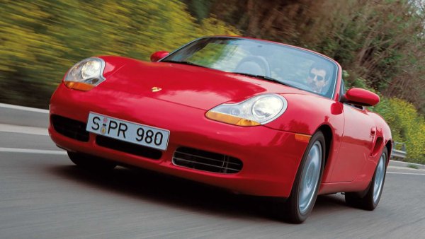 В началото на 90-те години компанията Porsche е опряна до стената и фалитът е въпрос само на време. Тогавашният главен изпълнителен директор Венделин Видекинг обаче обръща нещата, като рационализира производството и моделната гама. През 1993 г. се появява концепцията Boxster, която предизвиква сензация, а през 1996 г. роудстърът със средно разположен двигател влиза в серийно производство.

По причини, свързани с цената, серията 986 споделя части с други модели. Прословутите фарове, наречени "пържени яйца", например, идват от Porsche 911 (996) от 1997 г. При начална цена от 76 000 германски марки Boxster бързо привлича нови клиенти, като до 2004 г. са произведени над 100 000 бройки.