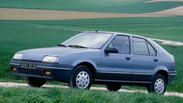 През 1984 г. Renault е на червено, но въпреки това стартира разработка на проекта X-53, който трябва да замени модели 9 и 11. Отново Джорджето Джуджаро е автор на дизайна на Renault 19, което е представено през 1998 г. и постига един от най-големите успехи в историята на компанията.

До 1995 г. от компактния модел са сглобени 3,2 млн бройки. На някои пазари той постига подвиг. В някои федерални провинции на Германия, например, на момента Renault 19 се продава по-добре от VW Golf.