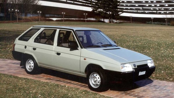 Въпреки, че дизайнът е дело на Bertone, Skoda Favorit от 1987 г. не печели почитатели заради външния си вид. Колата обаче е важна част от оцеляването на Skoda след политическите промени от 1989 г. Точно по това време чехите заменят гамата си от автомобили със задно разположен двигател с модерно изглеждащия Favorit, чийто мотор е отпред.

В Skoda планират цяло семейство от модели със същото име, но в крайна сметка се появява единствено комби, наречено Forman (на снимката). Като цяло, Favorit игра важна роля за присъединяването на марката към Volkswagen през 1991 г. До 1994 г. от модела са произведени над милион бройки, като той е последван от Felicia, която е технически идентична. През 1996 г. Skoda постига окончателния си пробив с новата Octavia, базирана на VW Golf IV.