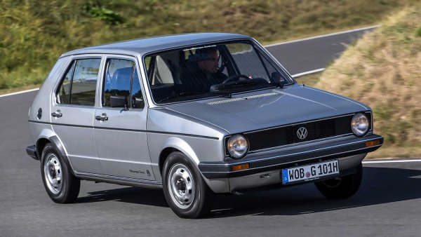 Подобен списък няма как да мине без Golf, който отдавна е надминал по продажби дори легендарния VW Beetle. Въпреки че Passat, базиран на първото Audi 80, проправи пътя на VW към модерните времена още през 1973 г., именно появилият се година по-късно изведе компанията от кризата.

Едно е сигурно - без успеха на Golf I, от който до 1983 г. са произведени 6 млн бройки (от тях 1 млн са дизелови), VW щеше да има сериозни проблеми. От всички коли в списъка именно този модел е първият, проектиран от Джуджаро. И нещо любопитно - Golf не е кръстен на Гълфстрийм или на едноименния спорт, а на коня на един от мениджърите на VW.