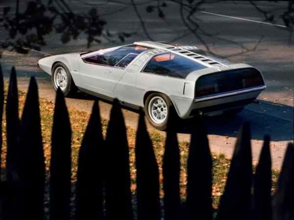 И, разбира се, вратите. Без скучни панти - само вдигащи се нагоре "крила на чайка". Нулева практичност, максимална ефективност. В онази епоха подобни врати са автомобилният еквивалент на рошави килими и лава лампи. В резултат на това 914 се превръща в дизайнерска сензация.

Най-поразителното нещо в Tapiro обаче е неговата "анти-Porsche личност". По това време в Щутгарт царуват функционалността и постепенната еволюция. 911 вече се е превърнал в икона, 914 е здрав автомобил със средно разположен двигател, а 917 мачка съперниците си на Льо Ман. След това се появява и острия клин на Джуджаро, сякаш паднал от небето на Торино. За момент изглежда, че Porsche може да поеме по "италианския път" на клиновидните концепции.
