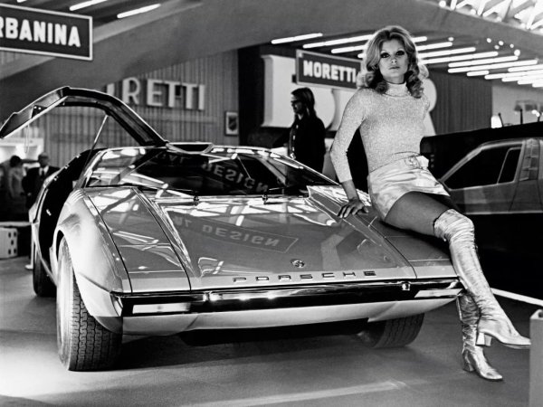 Историята обаче завършва толкова драматично, колкото е и дизайнът. Единственият прототип след обиколките по изложби се озовава в Испания, където е унищожен при палеж по време на протест. Според слуховете, неговият собственик индустриалец е нападнат от активисти, които поставят експлозиви под колата. В резултат на това от Tapiro остава само изгоряла каросерия, която по-късно е върната на Italdesign и изложена в музей.

Съдбата е символична. Кола, която изглежда италианска, създадена от италианец, загива в истински спектакъл като от филм на Фелини. Porsche продължава еволюционния си път, Джуджаро рисува още стотици клинове, а Tapiro се превръща в едно от най-любопитните "ами ако?" в историята на марката. Ако Porsche беше вкарала модела в серийно производство, ДНК-то на марката можеше да се промени завинаги. Кой знае.
