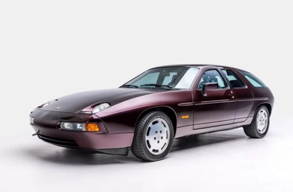 Ако Porsche 928 е бунтарският ход на компанията през 70-те години на миналия век - автомобил, предназначен да замени 911 и да повлече марката в желания, но непотърсен свят на V8 двигателите с предно разположен двигател - то Studie H50 е неочаквано продължение.

Представете си да вземете грациозните пропорции на 928, да ги разтегнете като тесто за пица и след това да кажете: "Ами ако го направим с четири врати?" Вероятно така се ражда концепцията H50.
