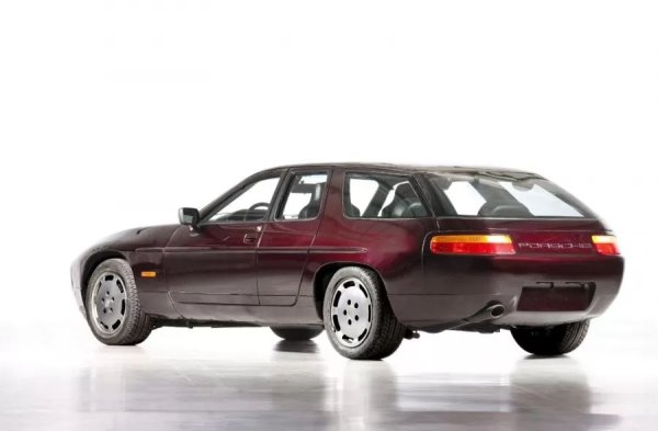 По отношение на техниката, Studie H50 заимства всичко от 928 S4: 5-литров V8 двигател с мощност 320 к.с. отпред и задно задвижване чрез четиристепенна автоматична скоростна кутия. Ускорението до 100 км/ч е малко под 6 сек, което не е лошо за двутонен клин, който се стреми да бъде семеен GT. А управлението? Не е точно брилянтно: разтегнатата каросерия и допълнителното тегло не носят на Porsche успехи на "Нюрбургринг".

Външно обаче си е нещо. Лицето е чист 928 с изскачащи фарове и предница на акула. В профил сякаш е копирано и уголемено със 125%. Междуосието скъсява ефекта на елегантност, а малките задни врати изглеждат като подигравка - за да влезеш в салона, трябва да си дете или акробат. Отзад пък се усеща сякаш 928 е погълнал твърде много шницели и е надебелял.
