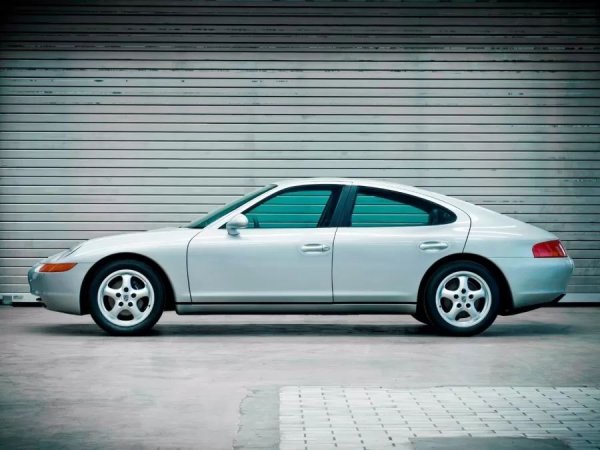 Ако Porsche 928 Studie H50 е странен експеримент за разтягане на спортен автомобил, докато не му пораснат още две врати, Porsche 989 е истинският опит на компанията от Щутгарт да каже: "Добре, нека направим истинско Porsche с четири врати".

През 1988 г. Porsche преминава през трудни времена. 944 започва да изглежда остарял, 928 не е завладял света, а 911 все още е наоколо, като стара семейна реликва, която никой няма куража да изхвърли. В същото време Mercedes и BMW печелят огромни суми пари от на S-Class и 7 Series, доказвайки, че луксозните седани могат да бъдат чудесен източник на доходи. Porsche поглежда, свива рамене и решава да опита. Така се ражда проектът 989.

За разлика от Studie H50, който е просто удължен 928 със спорни врати, 989 е напълно нов проект. По същество това е Panamera, замислена в края на 80-те. Дълъг преден капак, пълноценна конфигурация с четири врати, бързо падащата линия на покрива с преход към наклонената задна част. Всичко това прави колата да изглежда като класическо купе на Porsche, но с място за четирима. Пропорциите са типични за Porsche: нисък, широк, мускулест силует.
