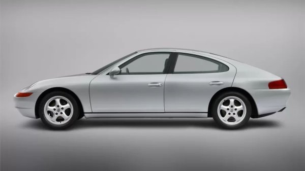 Какво ли щеше да се случи, ако Porsche наистина беше решила да произвежда този автомобил? Дали щеше да може да победи BMW и бъдещите седани Mercedes-AMG? Дали щеше да спаси компанията от кризата в началото на 90-те?

Никога няма да разберем. Едно нещо обаче е ясно - 989 доказва, че четиривратото Porsche не е случайност или прищявка, като Studie H50. Това е сериозен, умишлен опит за разширяване моделната гама на марката. И въпреки че това се случва едва две десетилетия по-късно, и до голяма степен благодарение на успеха на Cayenne, Panamera дължи съществуването си именно на този забравен седан.
