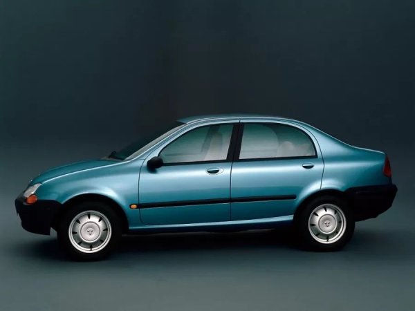 И ако това описание ви кара да се сетите за клонинг на VW Santana с емблема на Porsche, не сте далеч от истината. C88 съвсем не прилича на Porsche. Това е малък, триобемен седан с междуосие малко над 2500 мм, петместен интериор и пълна липса на характерната за марката драматичност или стил.

Под капака се намира малък 1,1-литров четирицилиндров двигател, произвеждащ около 55 к.с. Петдесет и пет! Това е по-малко от някои съвременни косачки за трева. За Китай по онова време обаче това има смисъл: евтино за поддръжка, лесно за ремонт и достатъчно, за да превозва четиричленно семейство, без да прегрява в пекинския трафик.

Външно C88 е толкова "германски" колкото варено зеле. Дизайнът е сведен до максимална простота: обикновени фарове, тясна радиаторна решетка, плоски страни и задна част, напомняща Hyundai от средата на 90-те. Единственият намек за "духа на Porsche" може да се считат леко наподобяващите 911 линии, но си трябва богато въображение. Като цяло C88 прилича повече на имитация на Toyota.
