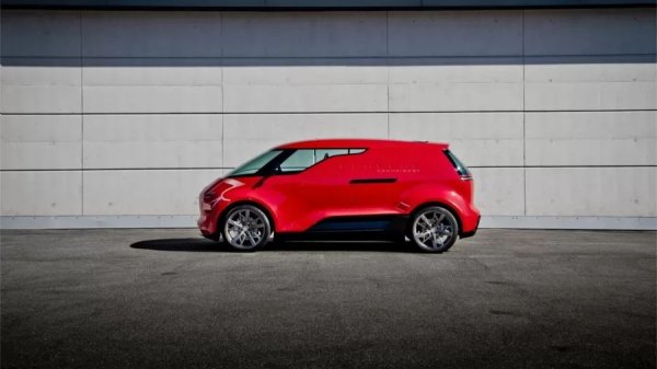 И ето къде нещата стават интересни. Porsche не просто представя Renndienst за шатъл. Идеята е да се проучи как би могъл да изглежда един "семеен космически автомобил" на бъдещето - нещо, което е едновременно абсурдно и брилянтно.

Представете си, ако някой беше предложил това в края на 90-те години, когато Porsche е на път да фалира, а пуристите се възмущаваха заради Cayenne. Всъщност миниванът е една от трите концепции, които в крайна сметка се превръщат в Cayenne.

По отношение на дизайна, Renndienst е почти плашещо семпъл. Без излишни линии, декоративни вентилационни отвори или изискани елементи. Изчистена, аеродинамична форма, която изглежда сякаш се движи, дори когато е неподвижна.
