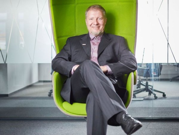 "Безспорно и това е основен фактор. Автомобилният бизнес е доста консервативен, и затова е структуриран по този начин: производителите на автомобили работят с Tier 1 доставчици, те работят с Tier 2 и Tier 3, и така нататък по веригата. И това не е случайно, защото на всяко ниво има определени изисквания и определени процеси".  
