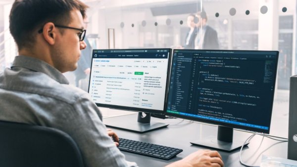 "Всъщност съвременните автомобили все повече се превръщат от машинен инженерен продукт в софтуерен инженерен продукт. За целите на сравнението ще добавя, че в телескопа "Хъбъл" има 2 милиона реда код. В модерните компютърни информационни системи кодът е между 20 и 50 милиона реда. В автономните автомобили на бъдещето това число ще е между 300 и 500 милиона реда код.
Тук е много важно да се спомене, че всъщност едно от основните предизвикателства е не самото създаване на този код, а така да се оптимизират алгоритмите и хардуерът в автомобилите, че този огромен като обем код да може да се изпълнява в реално време. Представете си един автономен автомобил, който би се движил с над 200 километра в час и се наложи да се реагира на някаква ситуация в реално време - тогава една милисекунда е страшно дълъг период". 
