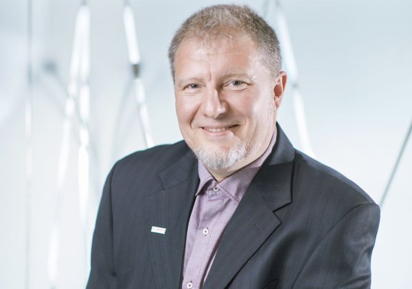 "Да, има държави в ЕС, които го правят успешно. Но това зависи най-вече от способностите на държавната администрация да намери правилните опции, които могат да бъдат предложени и да задоволят както инвеститора, така и европейските изисквания. Което за съжаление в България се оказа проблемно, особено в случая с Volkswagen. 
В същото време аз не смятам, че привличането на автомобилно производство е най-добрият път, по който да се развива България. Според мен по-правилно е да има инвестиции във високи технологии и иновации. От една страна, те носят по-висока добавена стойност. От друга, чисто стратегически са по-трайни. Защото едно съвременно производство, един съвременен завод лесно може да бъде пренесен от едно място на друго. Там основният фактор е цената на труда. Докато във високите технологии цената на труда е един от най-малко значимите компоненти". 
