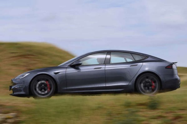 Флагманът беше обновен през 2021 г., като Model S разполага с батерия от 100kWh за цитирания отличен пробег. Оставайки верен на формата си, Model S е изключително бърз електрически автомобил, снабден с два двигателя, които спринтират до стотака за феноменалните 3,1 секунди. Версията Plaid е още по-пъргава със своите 1020 к.с. и време за цитирания спринт от 2,0 секунди. Но обхватът му пада с 25 км. 

Преди да си вземете Model S, трябва да знаете, че електрическият седан е наличен само с ляв волан. Което нас в България не ни бърка.
