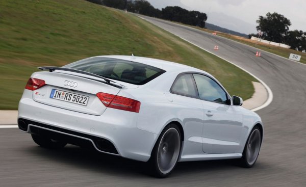 За А5, легендарният дизайнер Валтер Де Силва казва, че е най-красивата кола, която е създавал. Добавете към това и щипка RS и се получава уникална машина с атмосферен 4,2-литров V8 и 450 конски сили. Това е и първият RS-модел, който се предлага единствено с автоматична скоростна кутия.
Любопитното е, че се е разработвала и дизелова RS-версия с турбокомпресор и електрически суперчарджър, но тя така и не вижда зелена светлина за серийно производство.