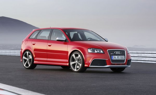 Първото поколение Audi RS3 е налично само за версията с 5 врати на хечбека. За задвижването се грижи 5-цилиндровия турбомотор от TT RS с 340 конски сили, а любопитен факт е, че предните гуми на машината са по-широки от задните.