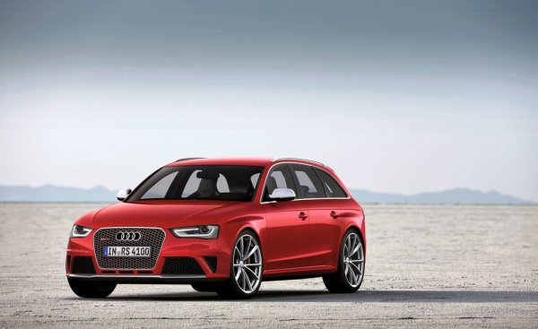 Поколението B8 на Audi A4 е по-голямо от предшественика, като това важи и за версията RS4. Дизайнерът Карл Витковски е отговорен за масивните колесни арки и интересната предница с триъгълните въздухозаборници на модела. Под капака стои познатия от RS5 фамилията 4,2-литров V8. По това време Audi сваля седана RS4 от гамата, а кабриолетът е заменен от RS5, като комбито остава единствената &bdquo;гореща четворка&rdquo;.