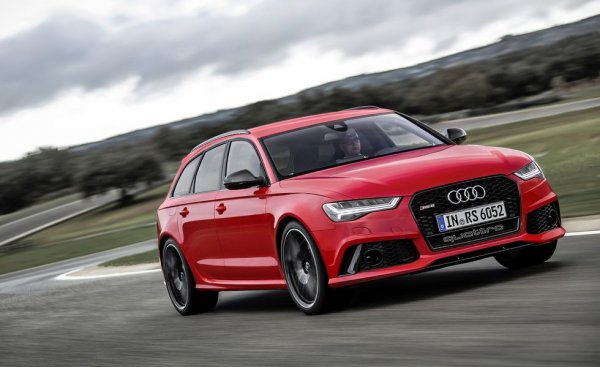 Както и при RS4, RS6 също остава без седан-версия. Освен това, екзотичният V10 отстъпва мястото си на 4-литров V8, стикован с 8-степенен автоматик. Комбито, освен, че вече е по-леко от преди, губи и 20 кончета от мощността си, като тоталът е 560. На по-късен етап се появява и версия Performance със 605 к.с.