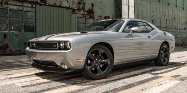 Dodge Challenger е най-правилното определение за американски muscle-car. Той има плашещ външен вид и невероятно мощен двигател, а през 2014 година претърпя фейслифт. При него основните черти, отличаващи този модел от останалите в класа, бяха запазени.

За съжаление, в сравнение със своите съперници в сегмента, Dodge Challenger от 2014 година изостава с векове. Camaro от същата година, например, се справя много по-добре от този огромен мамут. Купувачите на употребявани бройки от модела се оплакват от повреда на селектора на предавките и от други електрически проблеми.