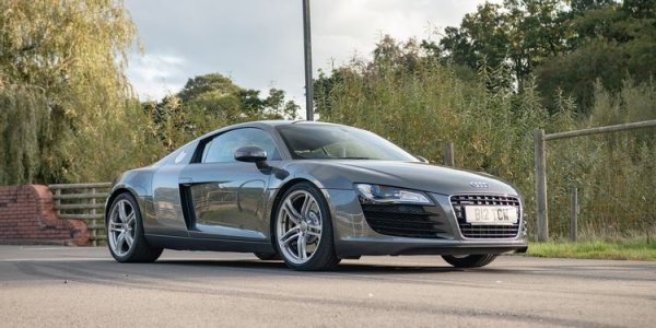 Audi успя да спечели два от най-трудните автомобилни сегменти на пазара, тъй като предлага високопроизводителни превозни средства и луксозни модели от най-високо ниво. Именно R8 е най-известният спортен модел, но това не означава, че всички негови версии са безпроблемни.

Когато излезе на пазара през 2007 година, това беше първата средномоторна суперкола на Audi, като тя можеше за развие 300 км/ч. В наши дни цената на автомобила е спаднала доста, като това се дължи на проблеми с окачването и трансмисията на R8.