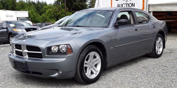 Платформата LX за Dodge Charger беше пусната през 2006 година, за да продължи наследството на автомобилите "muscle-car" на компанията. В случая това е голям седан с 4 врати, който се задвижва от масивен и мощен V8 двигател. Моделът веднага привлече вниманието и продажбите му тръгнаха нагоре.

На пазара втора употреба обаче избягването на тази кола е по-добрият вариант. Този мощен V8 двигател успя да се наложи преди годините, но същото не важи за електрическите системи, спирачките и окачването, които са склонни на постоянни повреди.