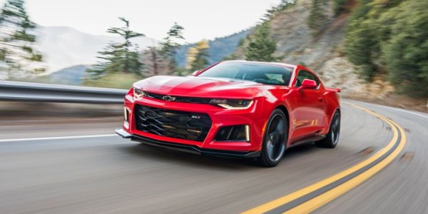 Chevrolet Camaro от 2017 година всъщност си е пълноценен спортен автомобил, който може да се шофира ежедневно. Той е оборудван с много мощен двигател, като теглото е намалено и това прави колата още по-впечатляваща на пътя. Тя може да развие максимална скорост от 330 км/ч, освен това предлага повече пространство над главата на шофьора и пътника до него, както и съвременен дизайн на таблото.

Това обаче това са единствените добри неща, които купувачът получава, когато шофира своя нов Camaro, моделна година 2017. Тази кола определено не си струва парите, тъй като пластмасата и евтините материали в салона са прекалено много, а механичните проблеми се задълбочават с всяка изминала година и носят само главоболия на водача.
