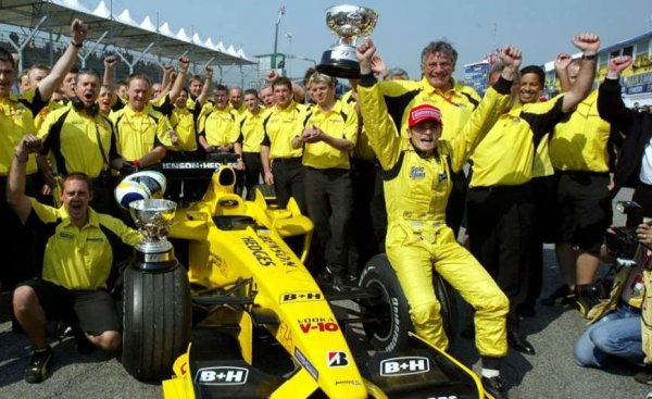 И докато Кими Райконен се вижда като единственият основен претендент за победата, всичко отива по дяволите след като Марк Уебър катастрофира на основната права, преди Алонсо да се натресе с пълна газ в останките на болида му, буквално блокирайки пистата. 

Райконен е влязъл в питстопа буквално преди инцидента, така че изпада до второто място след вдигането на червения флаг. И изведнъж, Фисикела, зад волана на болид Jordan, става победител.

Връх на лудостта е възпламеняването на болида на Фисикела в затворения парк, с което купата се връчва на Райконен. Но след тежки съдийски решения, в гореспоменатите две седмици, на финландеца е отсъдено да върне трофея на италианския съперник…