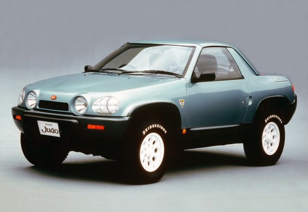 Осемдесетте години се считат за златна епоха на японското автомобилостроене. Икономиката на страната процъфтявала, а местните производители внедрявали турбокомпресори, 4х4 системи в леките коли, задни завиващи колела, модерно електронно оборудване и други прогресивни решения. И не е изненадващо, че по онова време Nissan създава Judo - един от първите забавни младежки кросоувъри, който за съжаление си остава само концепция.

Машината е представена на автосалона в Токио през 1987 г. Тя е еднакво подходяща за натовареното движение в града, благодарение на компактни размери като на Volkswagen Golf, но и става за плажните партита през уикенда.