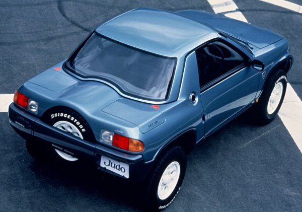 Но най-важната и интересна характеристика е възможността за трансформиране на купето.Три ясно изразени обема оприличават Judo на спортно купе. Ако времето е хубаво, секцията на покрива, заедно със задните колони се плъзга назад и водачът и спътникът му може да се наслаждават на всички прелести на тарга-каросерията.

Другото интересно е резервното колело. То е прикрепено в ниша, която го изравнява със задния панел, като при нужда се спуска със специално устройство. До него, за всеки случай има и вградена лебедка, а достъпът до багажника е от няколко отделни секции.