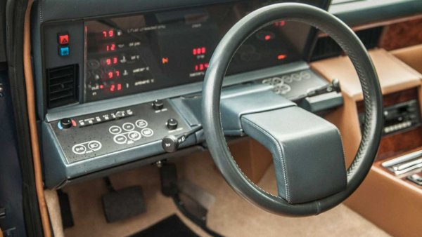 Aston Martin направи същото в своя модел Lagonda, макар и с малко по-голям радиус на волана от DS и няколко повече премиум щриха, както може да се очаква от британския производител. И тук този дизайн, който дебютира в Серия 2 на този модел, улеснява видимостта върху огромния инструментален панел.