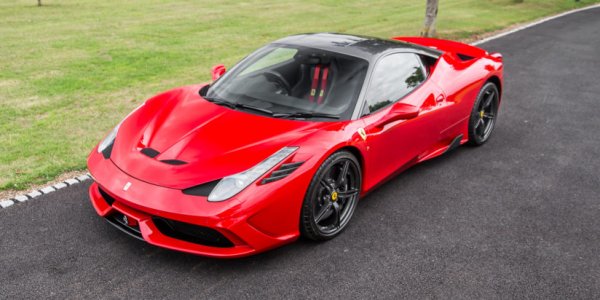 Компания му прави Rosso Corsa - "състезателното червено" на Ferrari, което си има свое собствено влияние. Този цвят се е превърнал в синоним на италианския производител така, че Ferrari, боядисано в нещо друго, също изглежда добре, но някак се непълно.