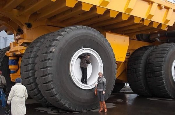 Затова има и сериозна разлика в цените. Радиалната гума струва около 7000 долара (за една бройка), докато при диагоналната тази сума може да скочи до 10 пъти. Отделно се заплаща и доставката, тъй като самата гума е с огромни размери и съответно се таксува по-скъпо. Смяната на 4-те колела на самосвала отнема над 2 часа.
