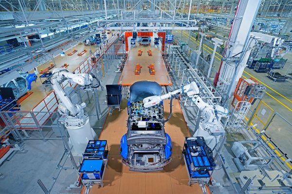 - В момента задачата ни с Magna е да разширим капацитета в съществуващата фабрика. Magna е добър партньор и ни помага да произвеждаме трите си актуални модела за Европа. Подготвяме дебюта тук на още четири модела, но според мен Magna може да произвежда и тях. 
Колкото до нова фабрика, това зависи от растежа на продажбите ни тук, зависи от обемите. Отворени сме за идеята, но ще действаме стъпка по стъпка. 
