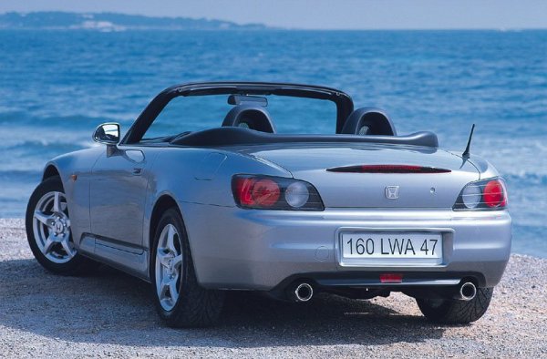 Този двигател се счита за класика, защото е атмосферен и високооборотен, като подлежи и на тунинговане. Задвижването при модела е към задните колела. Комбинирано със страхотно окачане то превъща тази кола в истинска икона.
