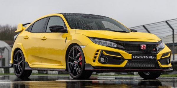 В Honda винаги са знаели, как да правят бързи и компактни машини. Type R има агресивен външен вид, който с подчертания спойлер отзад изглежда просто невероятно. Civic се задвижва от 2,0-литров редови турбо-двигател с 4 цилиндъра, развиващ мощност от 310 к.с., който позволява достигането на 272 км/ч.
