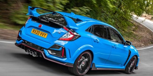 Трите ауспуха отзад произвеждат невероятен звук, който може да доведе до пристрастяване на за водача. Този хечбек разполага с всичко, което бихте искали от една суперкола, но ще платите само половината от цената.
