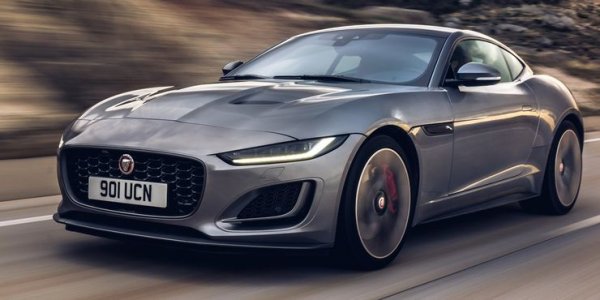 Няма спор, че F-Type е един от най-забавните двуместни автомобили в момента на пазара. По-евтината версия се задвижва от 2,0-литров редови 4-цилиндров двигател с турбо, който произвежда 296 к.с. Компанията-производител ограничава максималната скорост по електронен път на 250 км/ч. Ускорението от 0 до 100 км/ч отнема само 5 секунди.
