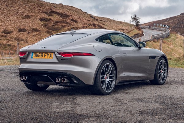 Този Jaguar се оказа сравнително популярен модел, тъй като има уникален външен вид и фантастичен двигател. Тази кола се смята от мнозина за истинския наследник на легендарния Е-Type от средата на миналия век.
