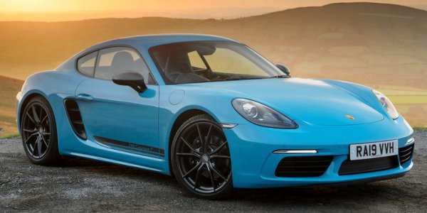 Това е един от най-добрите 4-цилиндрови двигатели, правени някога, като инженерите на Porsche определено са положили много усилия. Задвижването на 718 става с 2,5-литров "боксер" с 4 цилиндъра, който произвежза 365 к.с. и поволява на колата да развие 290 км/ч.
